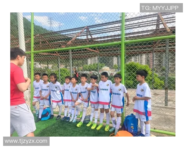 足球巨星日常：独家幕后揭秘球场内外的真实生活与挑战